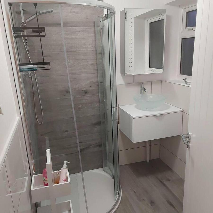 Lovely & Beautiful 2 Bed-Apartment In Borehamwood Zewnętrze zdjęcie