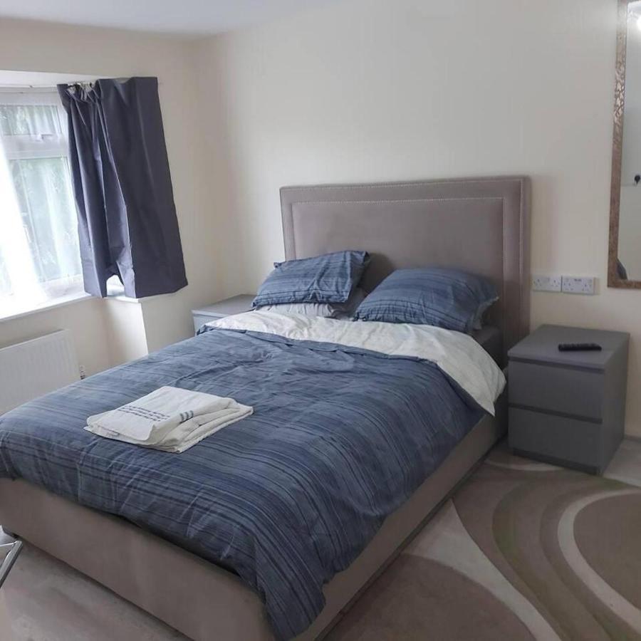 Lovely & Beautiful 2 Bed-Apartment In Borehamwood Zewnętrze zdjęcie